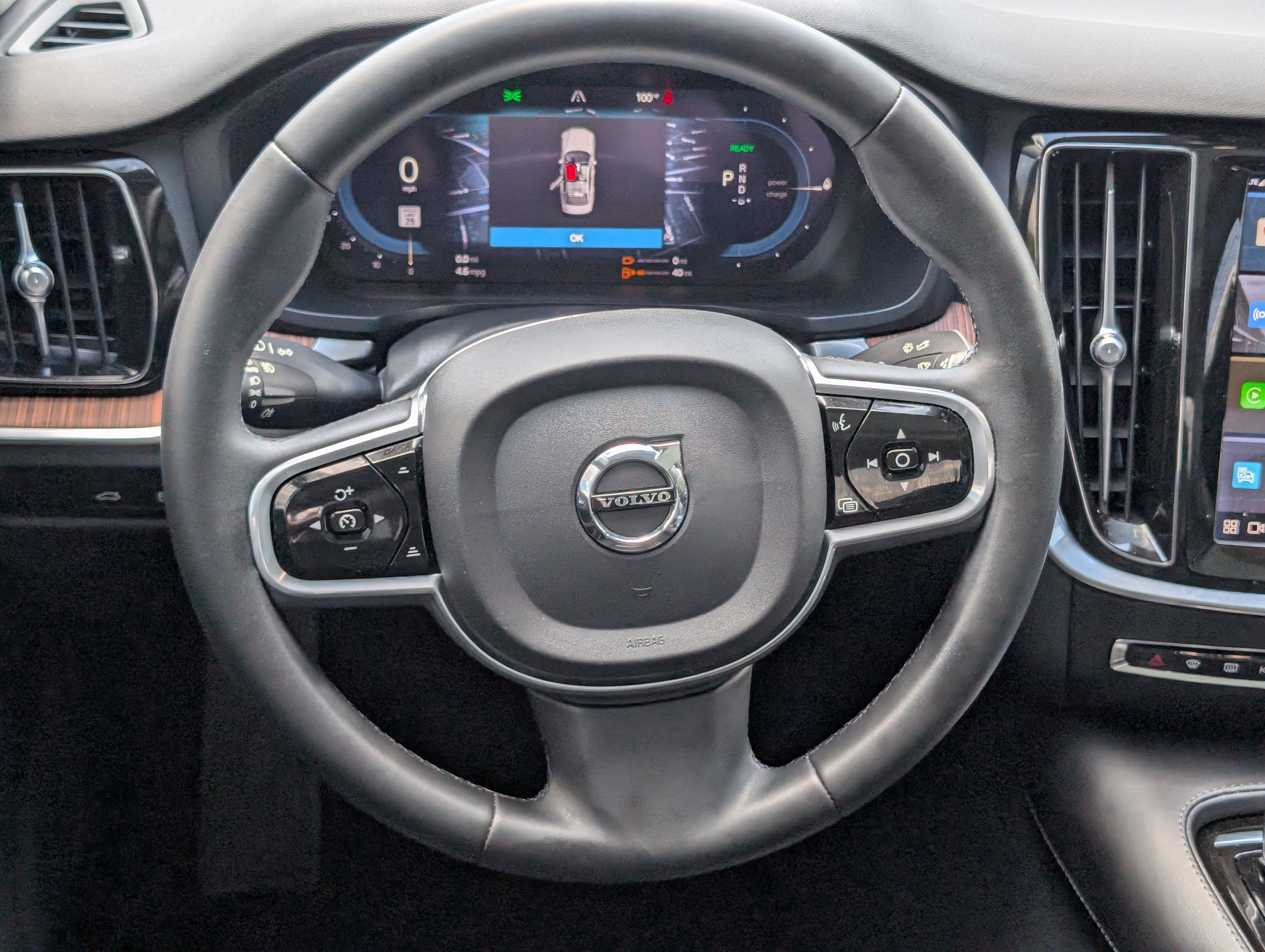 2023 Volvo S60 Recharge Plug-In Hybrid Plus Dark Theme