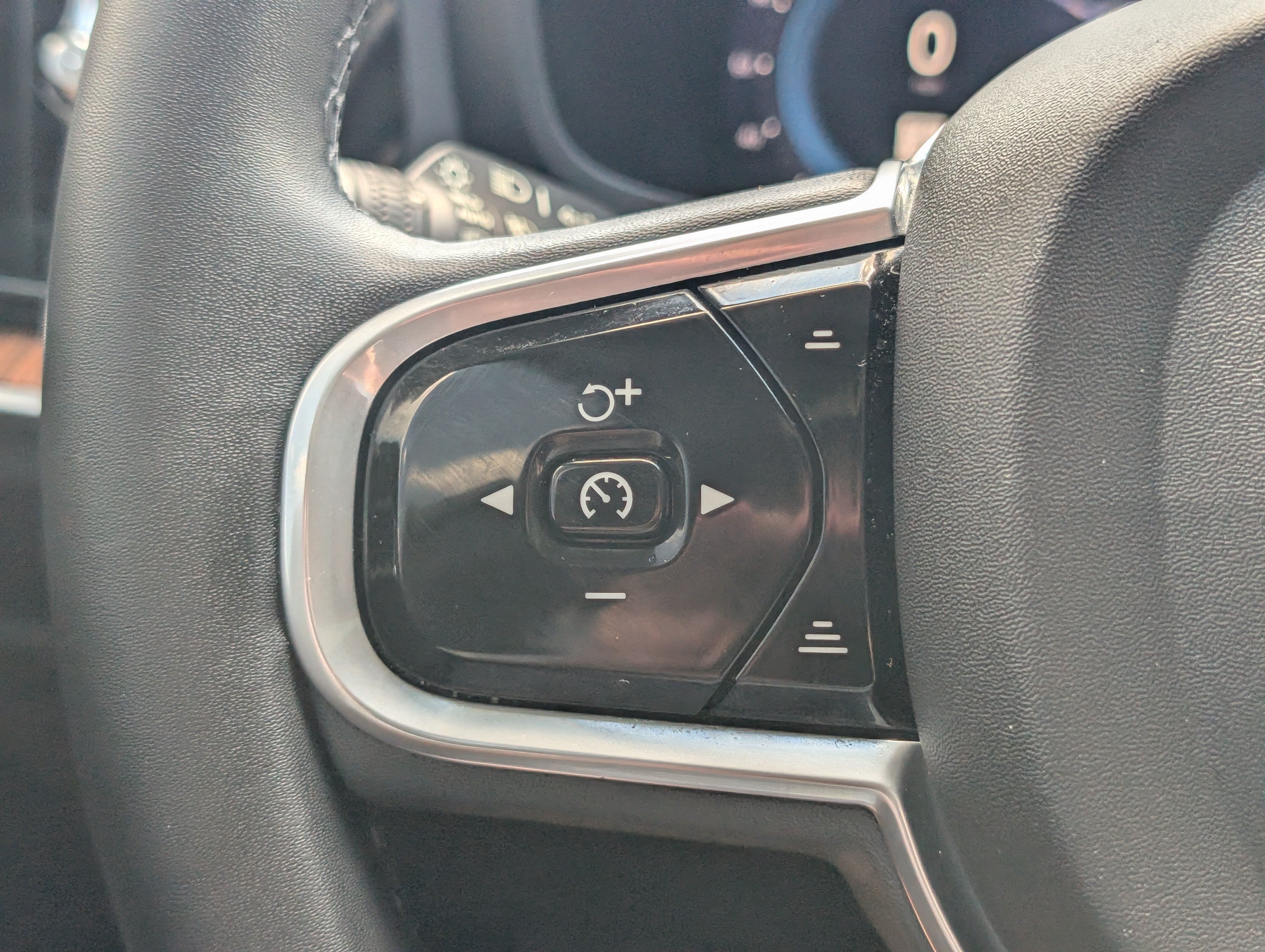 2023 Volvo S60 Recharge Plug-In Hybrid Plus Dark Theme