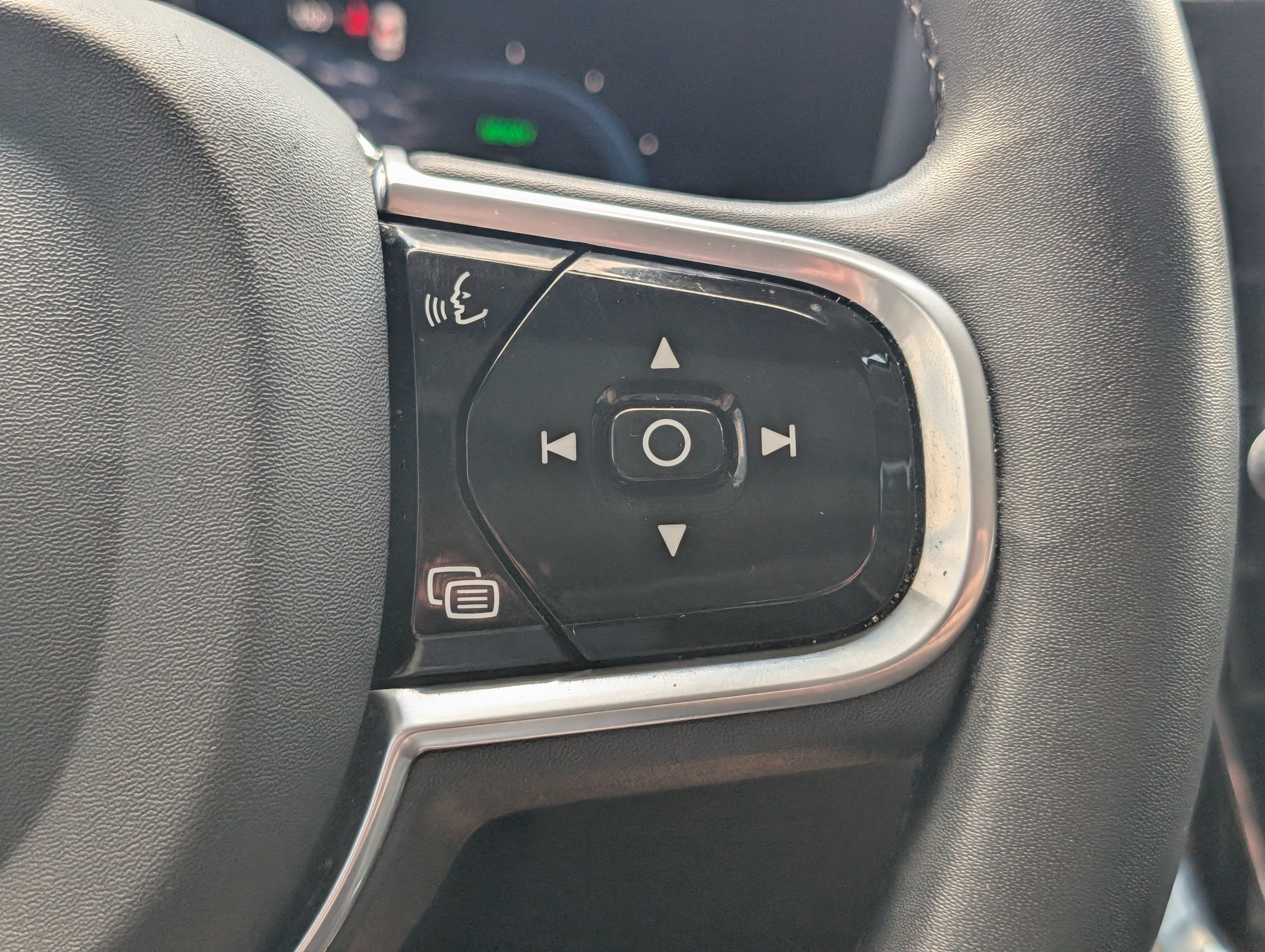 2023 Volvo S60 Recharge Plug-In Hybrid Plus Dark Theme