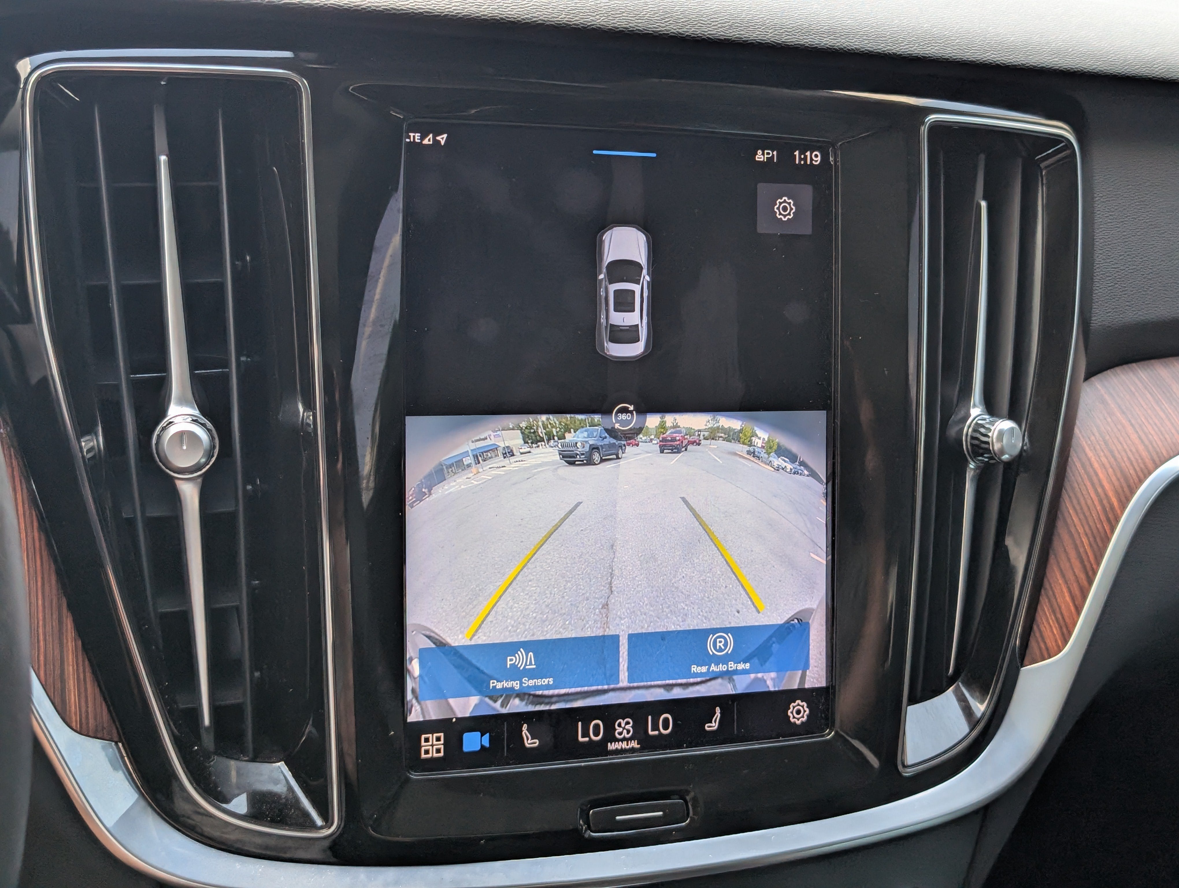 2023 Volvo S60 Recharge Plug-In Hybrid Plus Dark Theme
