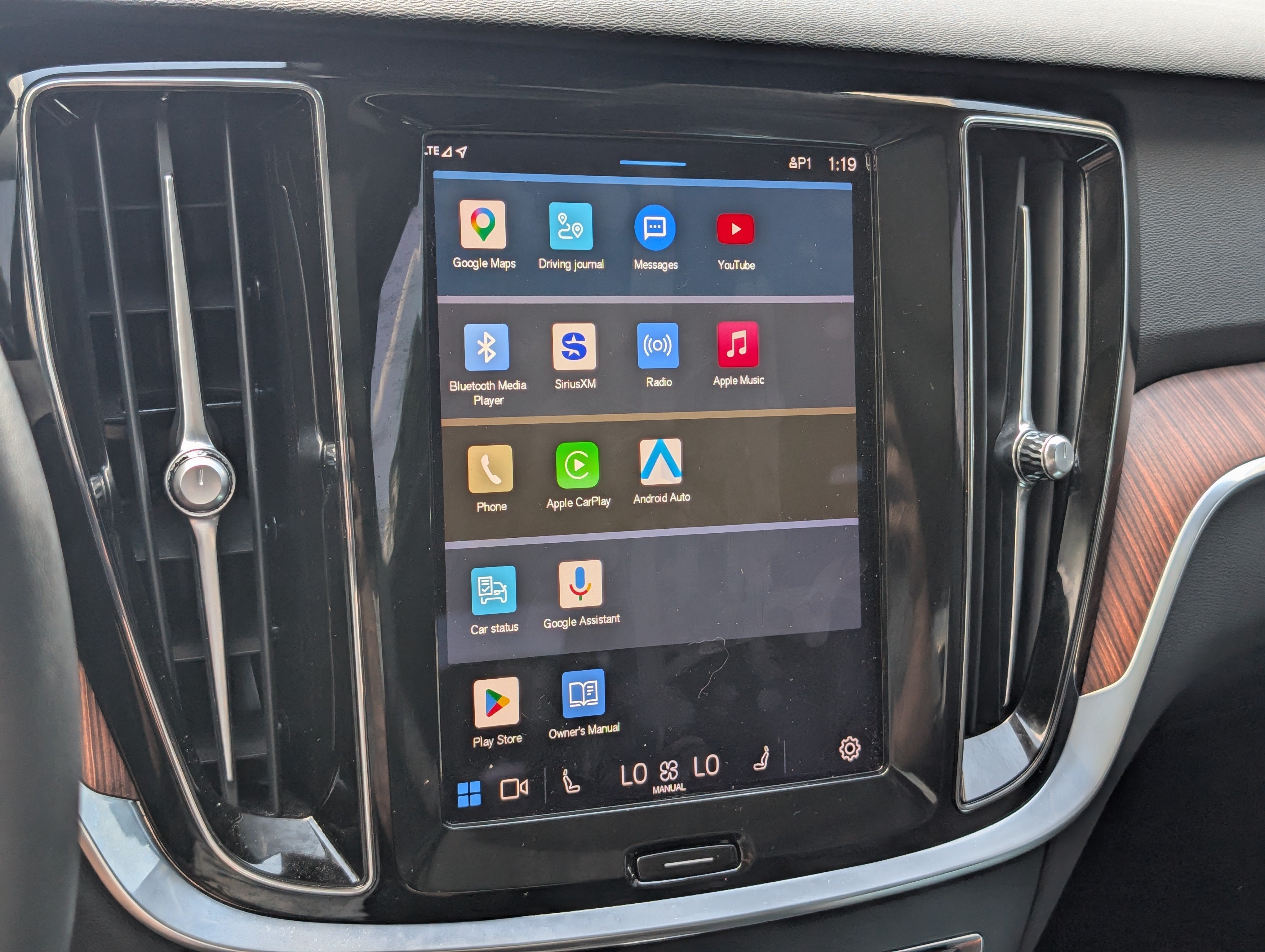 2023 Volvo S60 Recharge Plug-In Hybrid Plus Dark Theme