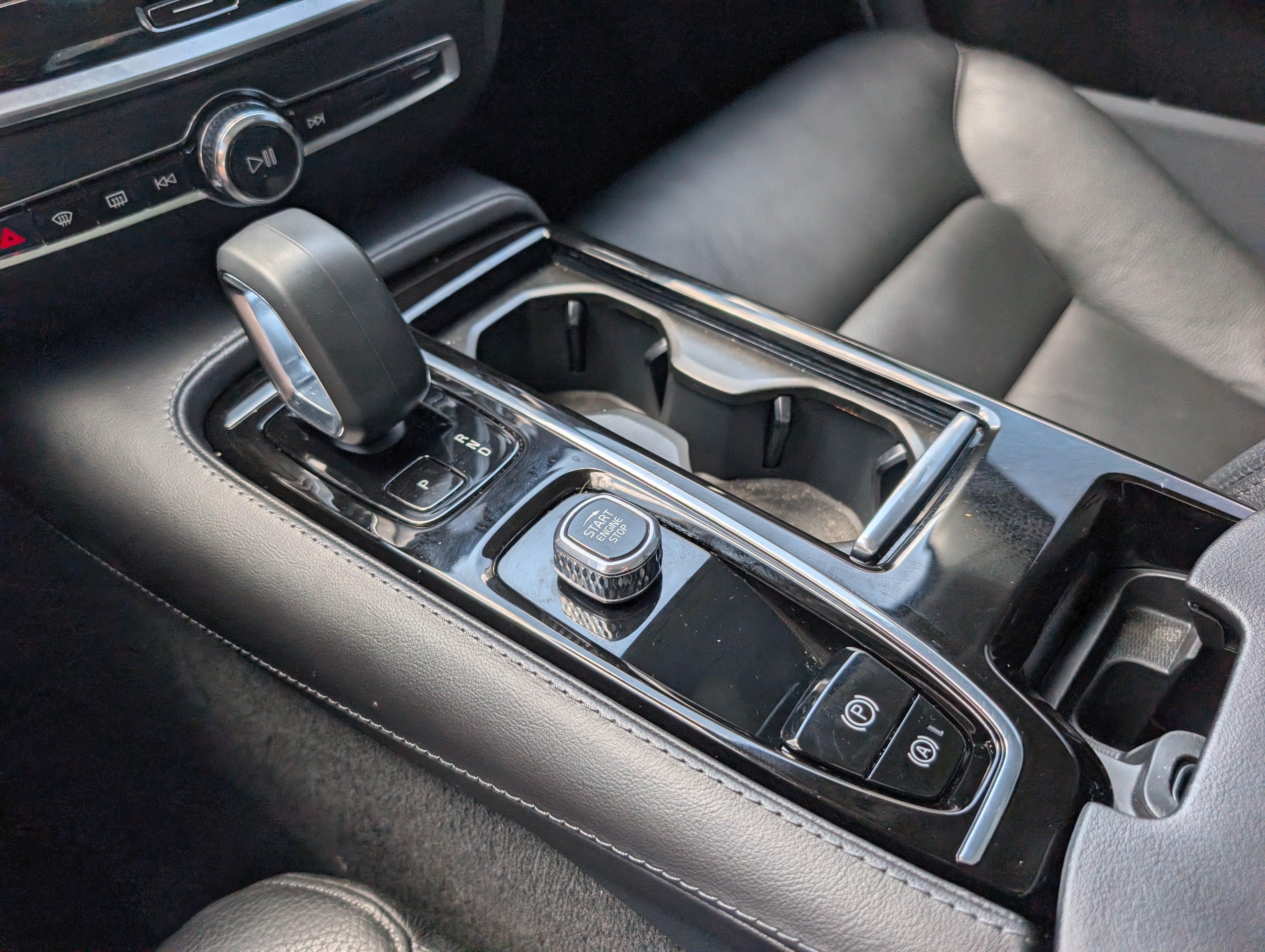 2023 Volvo S60 Recharge Plug-In Hybrid Plus Dark Theme