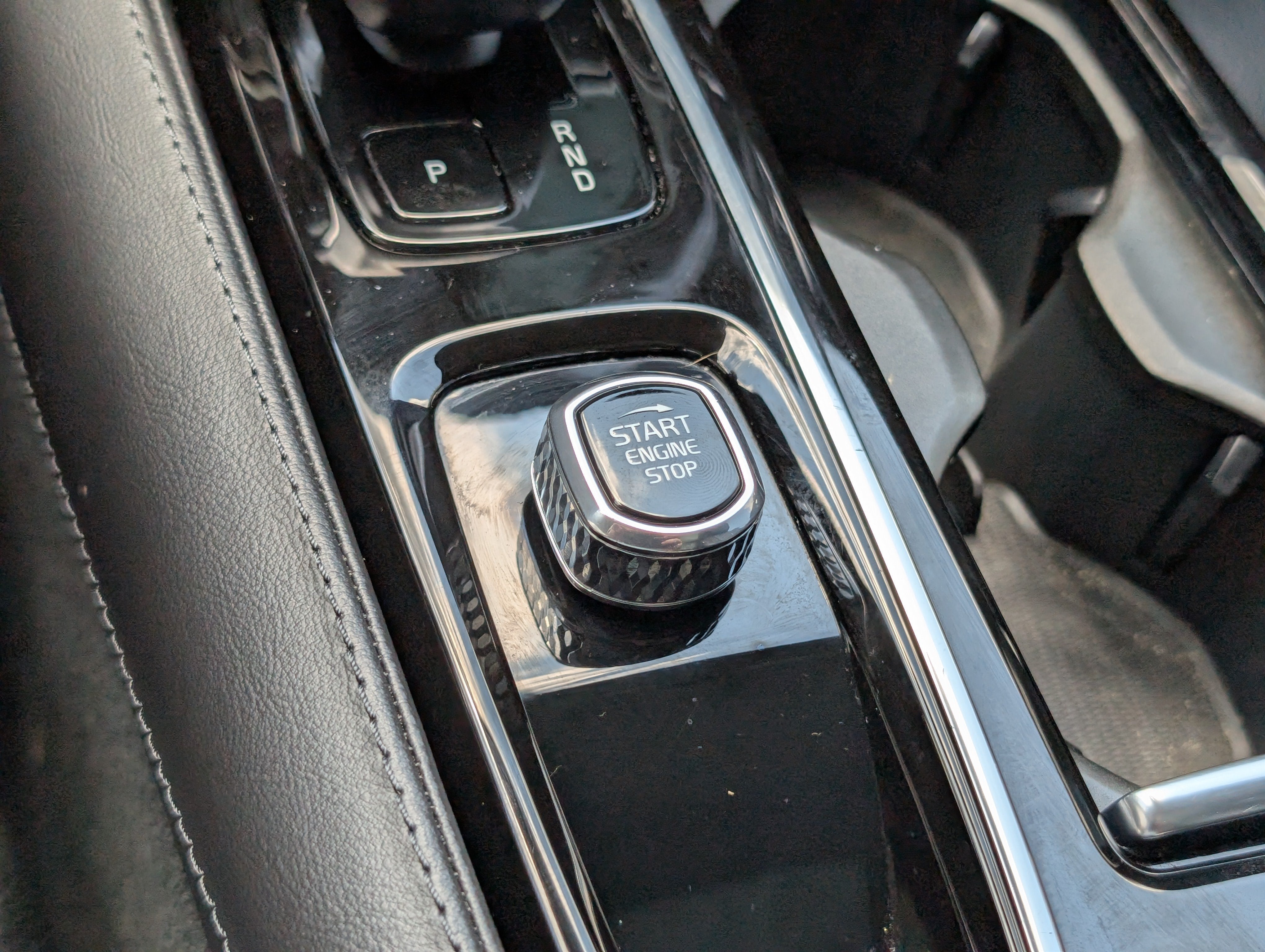 2023 Volvo S60 Recharge Plug-In Hybrid Plus Dark Theme