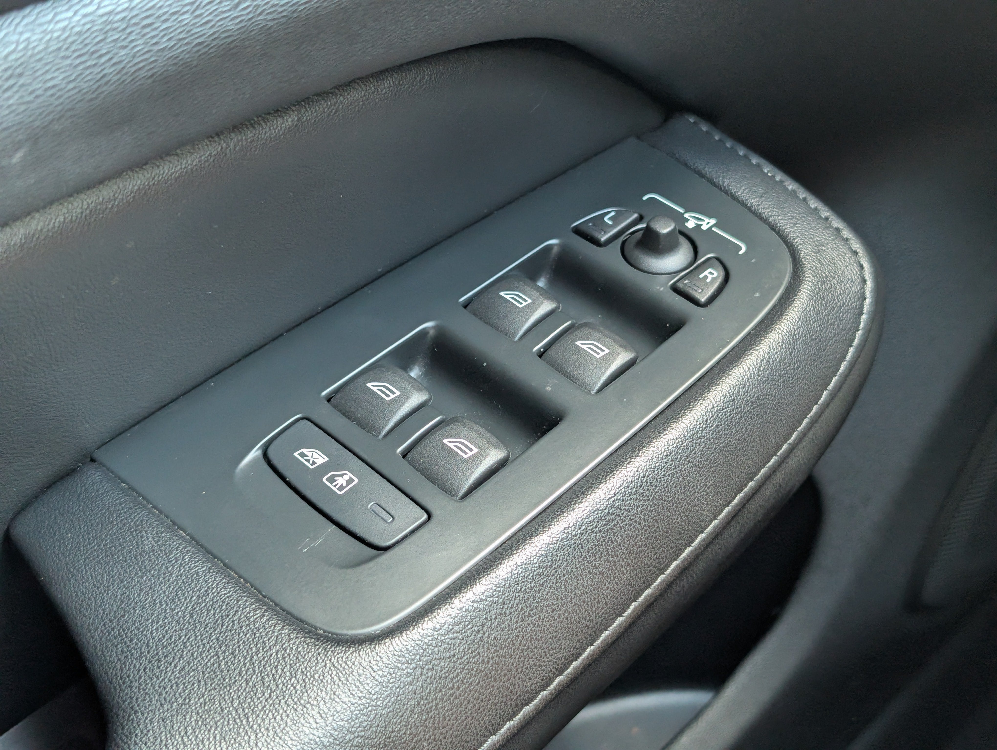 2023 Volvo S60 Recharge Plug-In Hybrid Plus Dark Theme