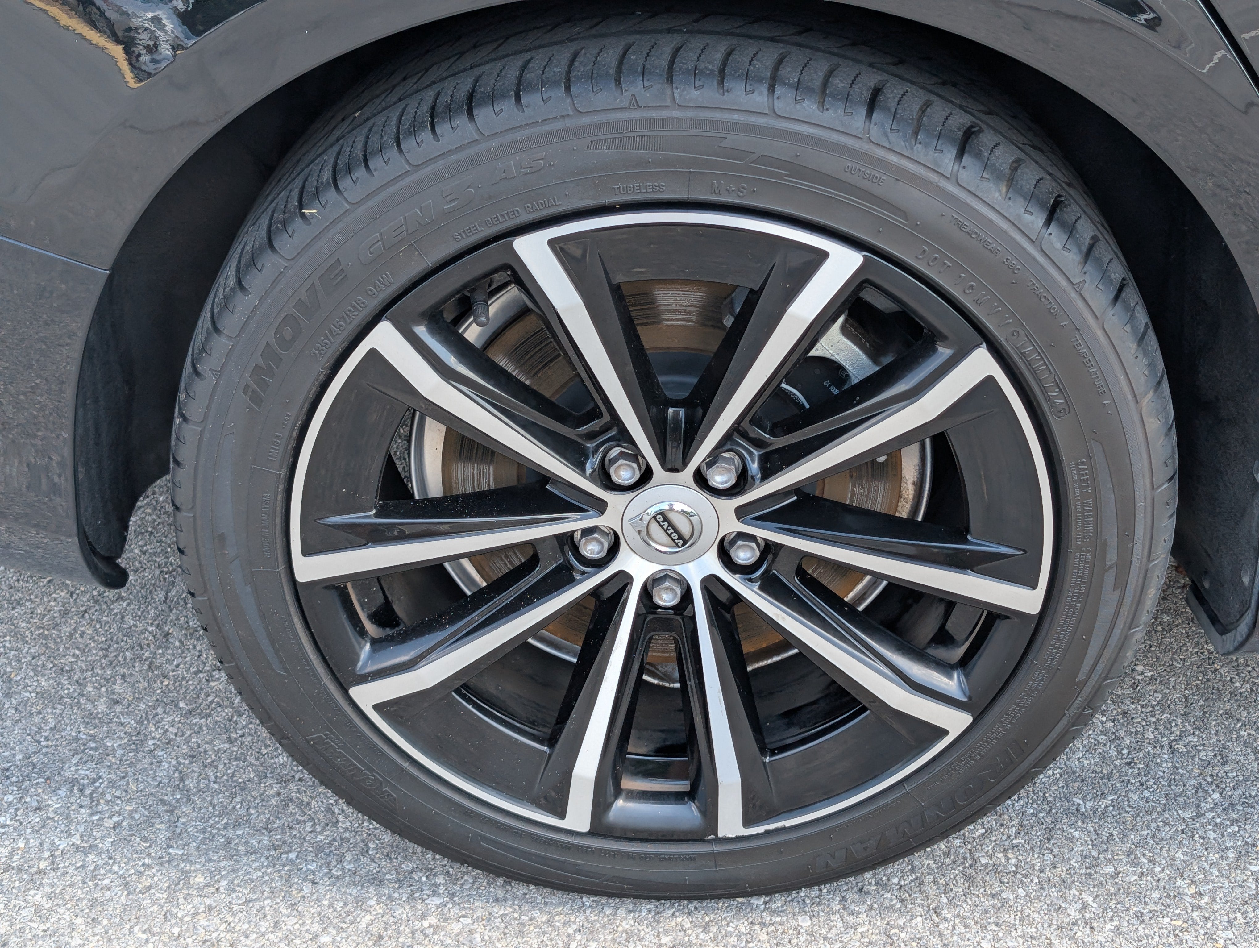2023 Volvo S60 Recharge Plug-In Hybrid Plus Dark Theme