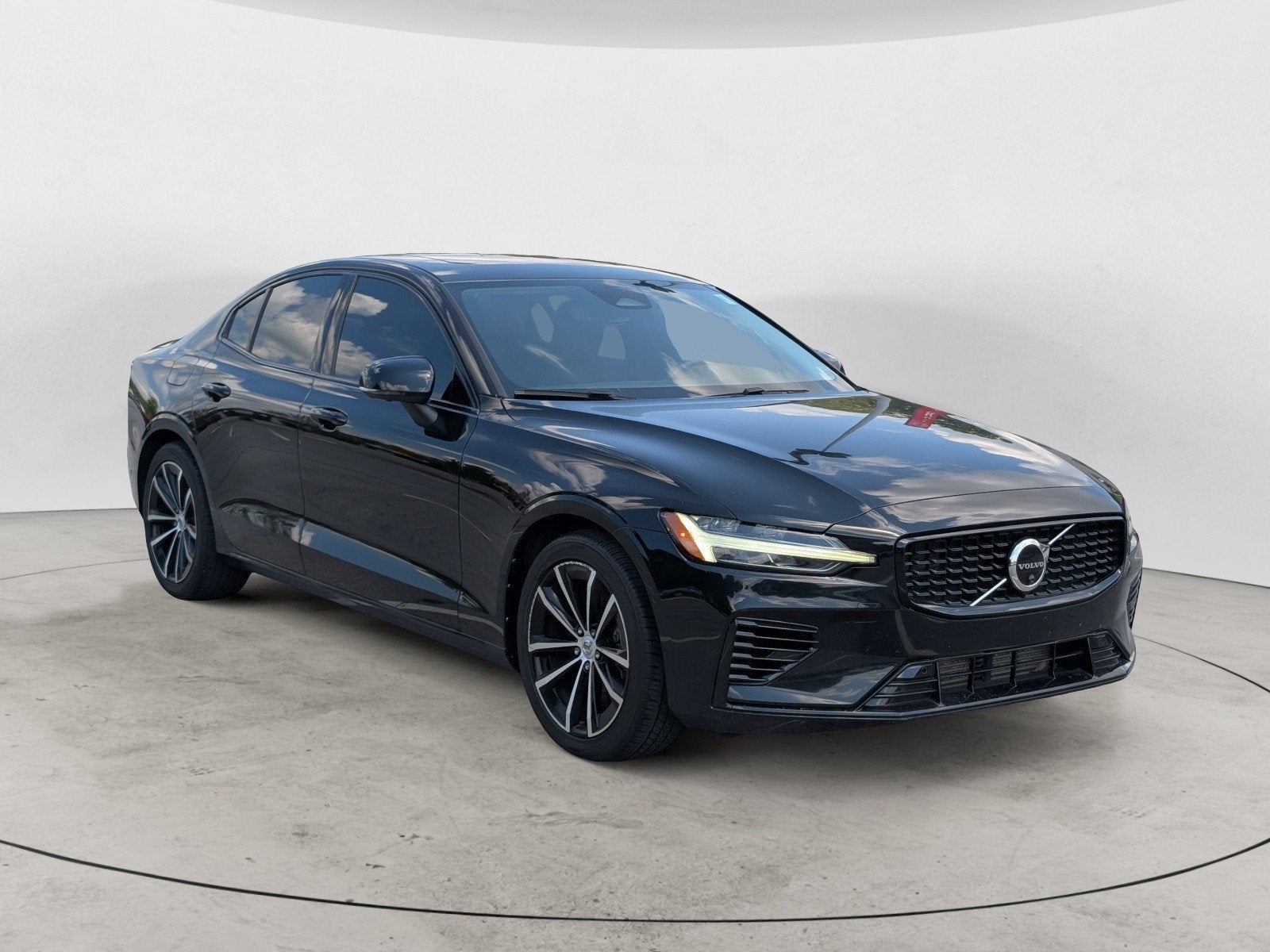 2023 Volvo S60 Recharge Plug-In Hybrid Plus Dark Theme