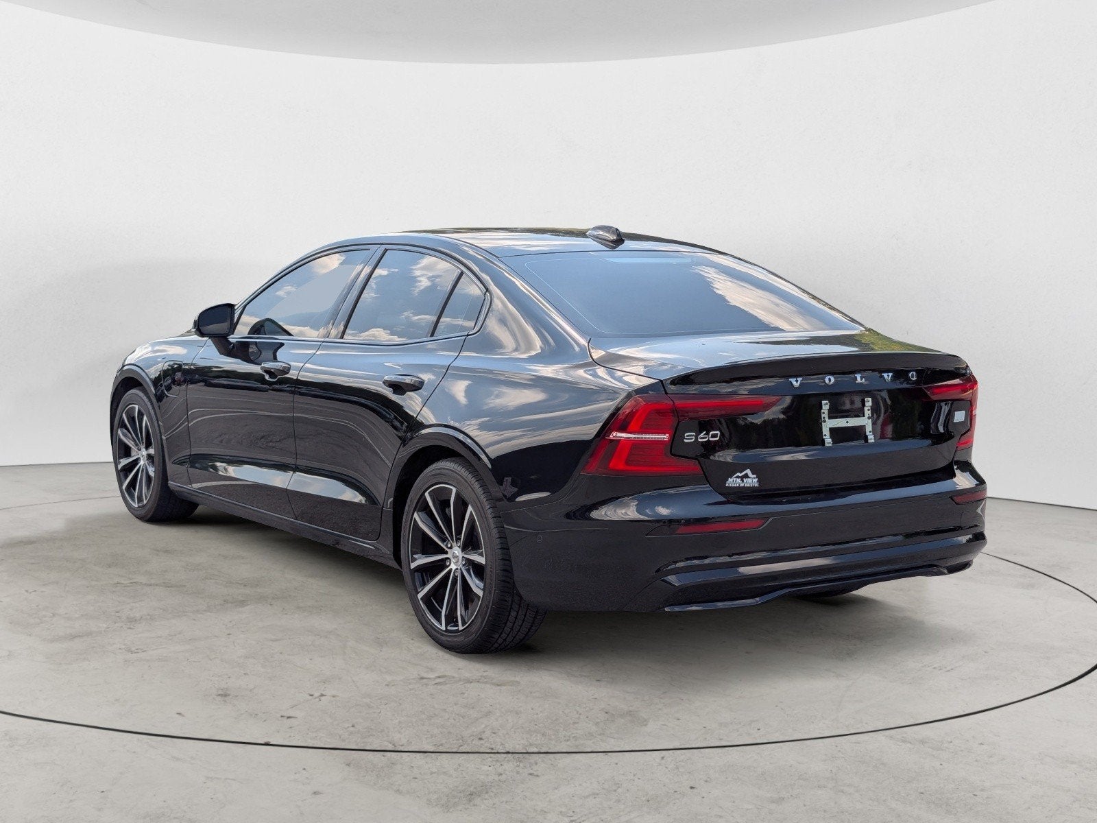2023 Volvo S60 Recharge Plug-In Hybrid Plus Dark Theme