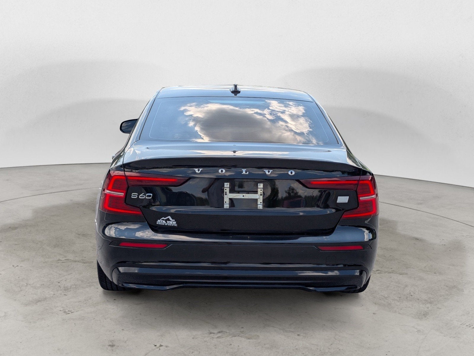 2023 Volvo S60 Recharge Plug-In Hybrid Plus Dark Theme