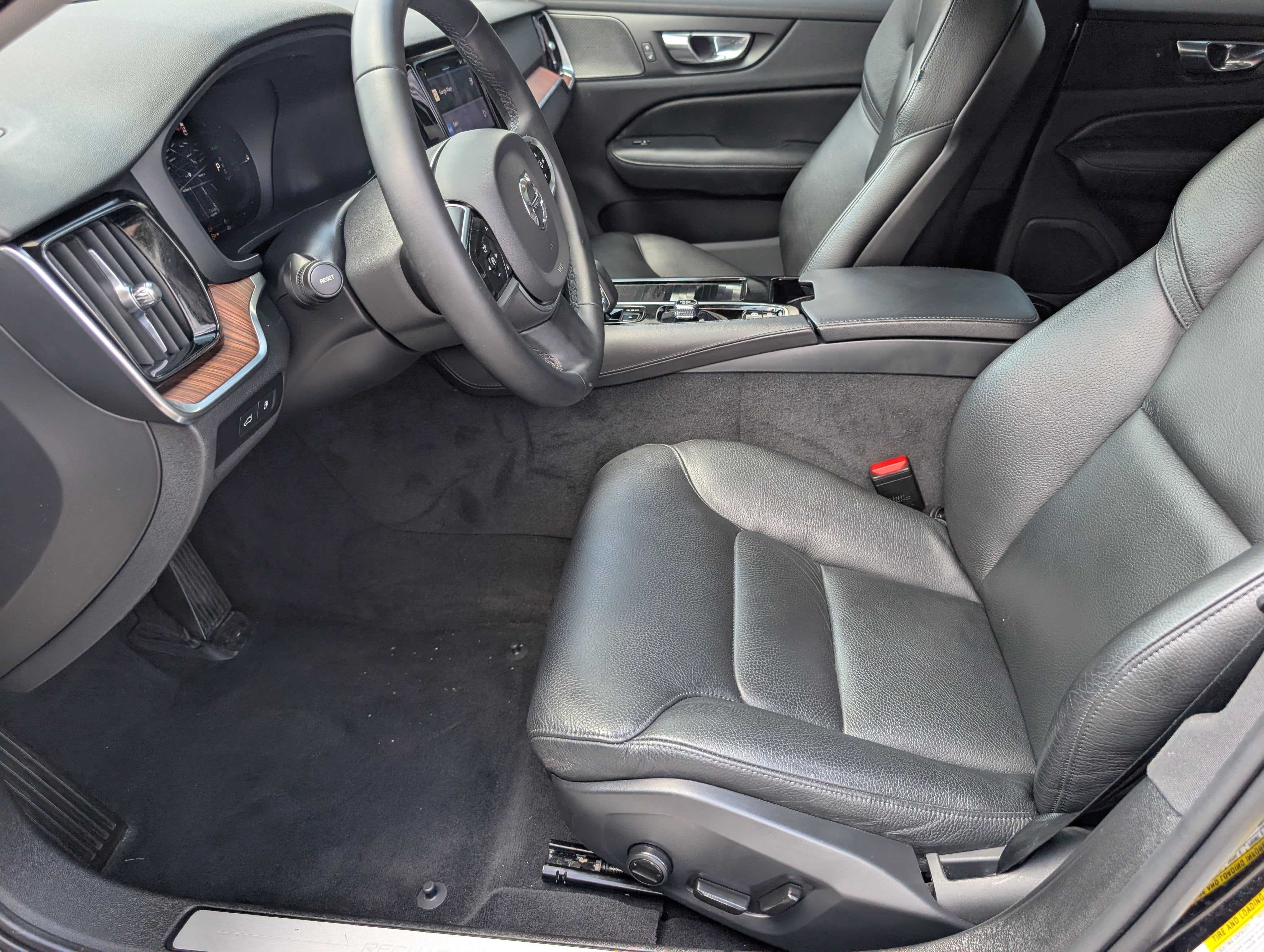 2023 Volvo S60 Recharge Plug-In Hybrid Plus Dark Theme